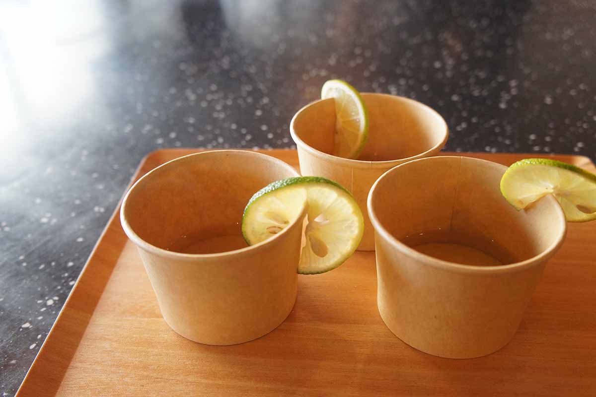 試食でいただいたお出汁。そのままでも風味豊かで、すだちを絞ると上品さが増しました