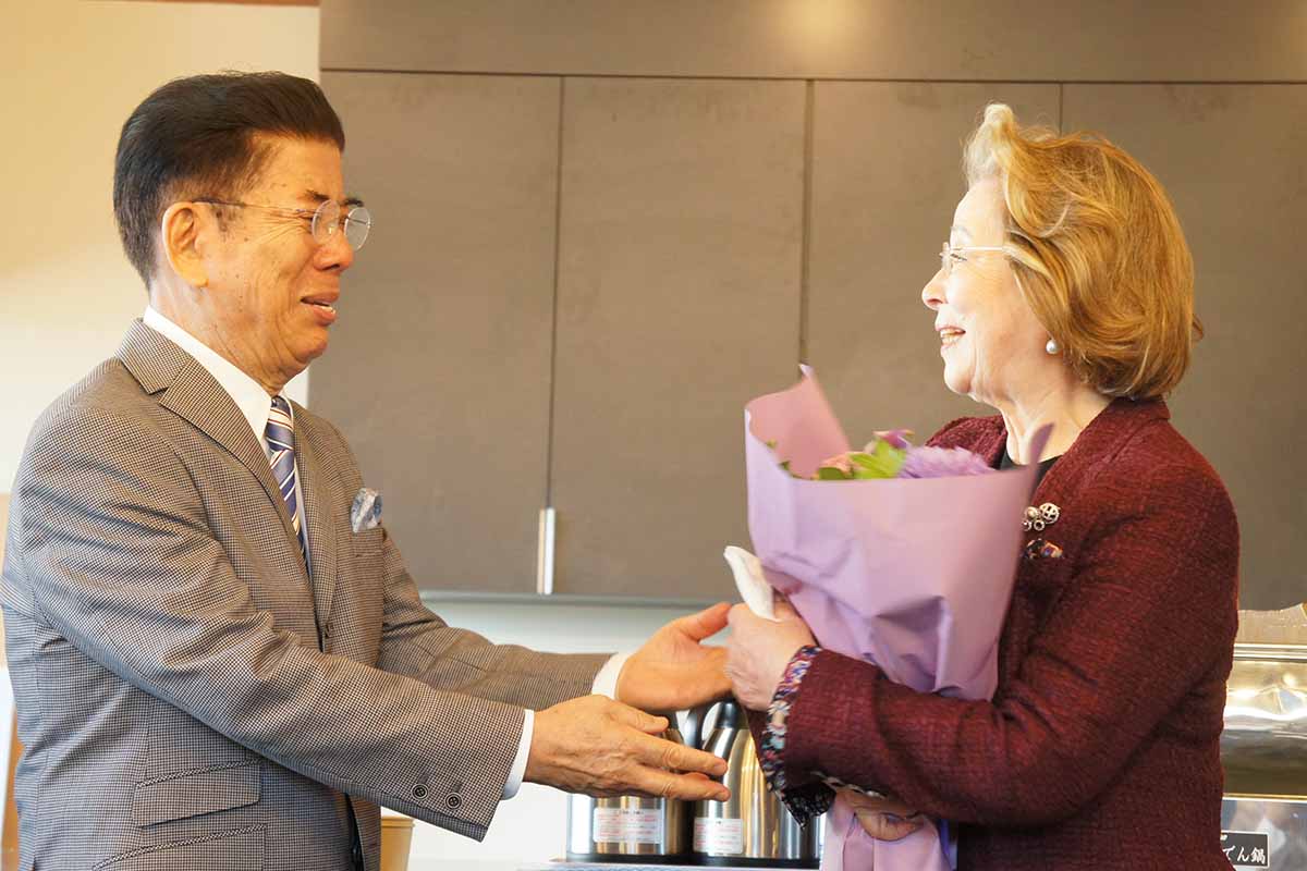 この日は、ヘレン夫人79歳の誕生日。サプライズで家族から花束が用意され、きよし師匠からヘレン夫人に手渡されました