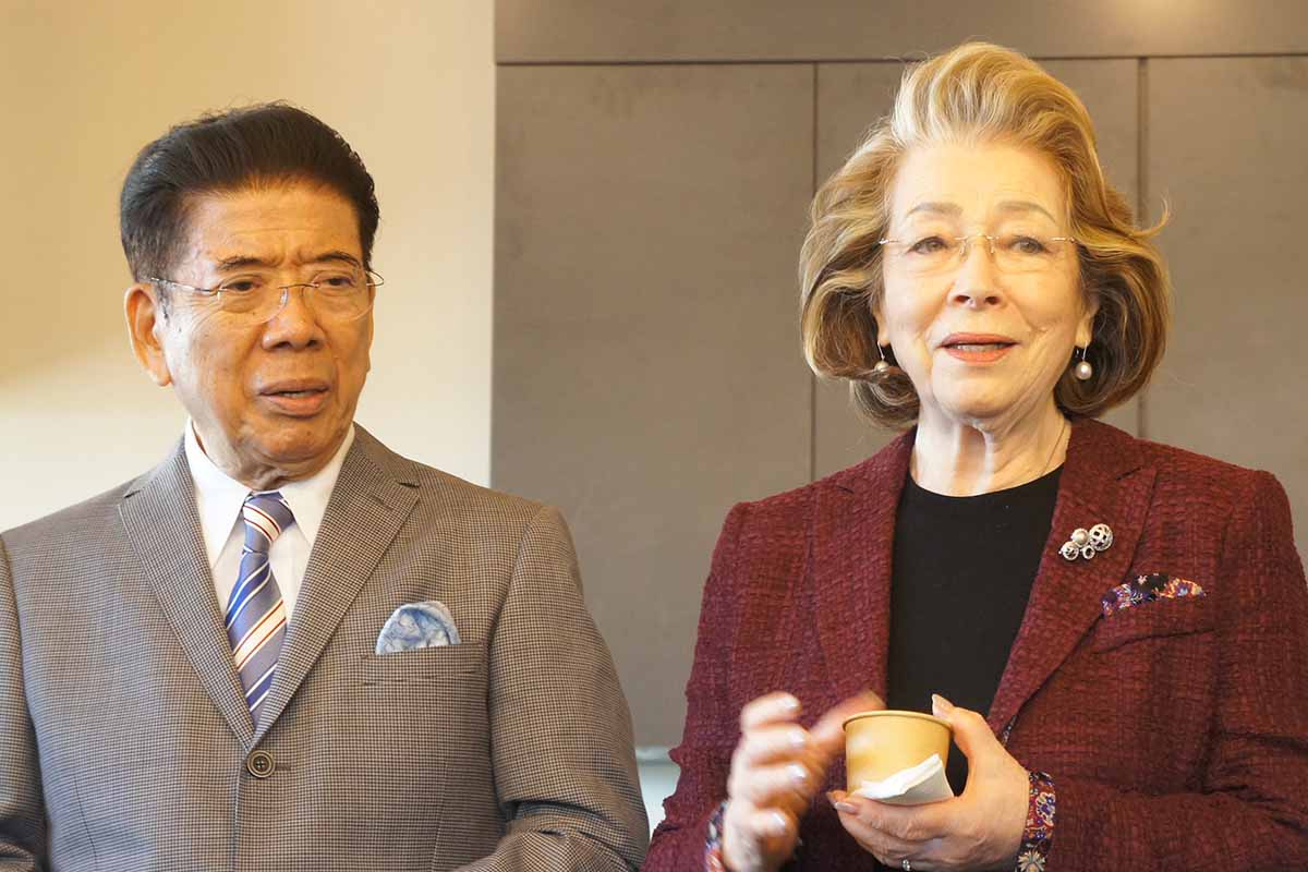 「100年と言わず、120.130年、私たちもそこまで生きたいと思うので、この出汁を飲んで頑張ります」と話すヘレン夫人ときよし師匠