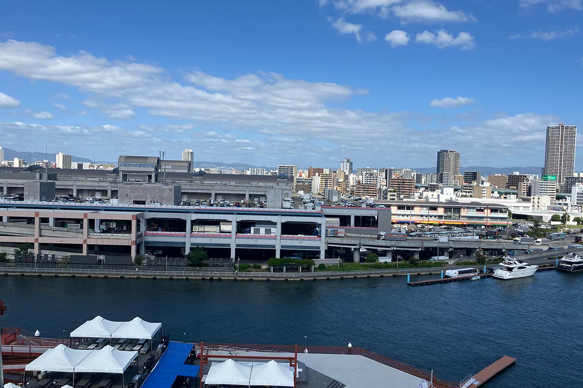 安治川の向こうには、大阪の食文化を支える「大阪市中央卸売市場」も見えます（2025年10月・大阪市内）