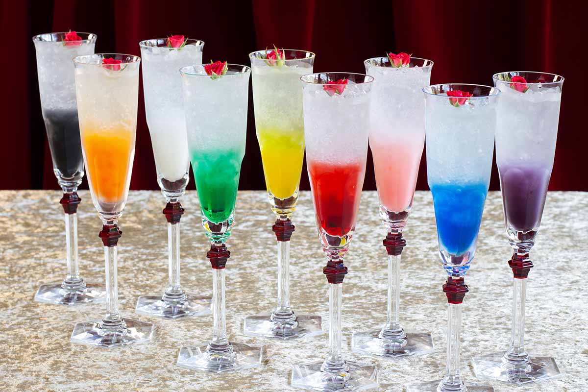 赤、ピンク、オレンジ、黄、緑、青、紫、黒、白の9色から選べるカラードリンク以外にもコーヒー・紅茶も