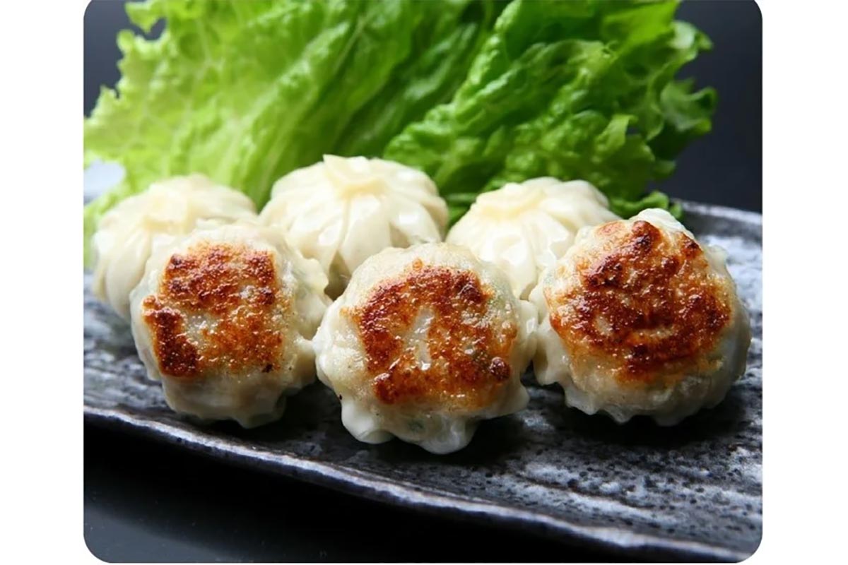 「博多八助」の「博多ひとくち餃子」（15個・1,296円）