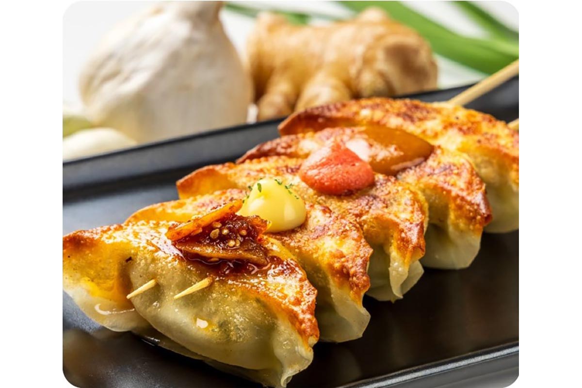 「餃子屋ヒロ」の「ヒロの串餃子 4種旨だれ食べくらべ」（1本・648円）