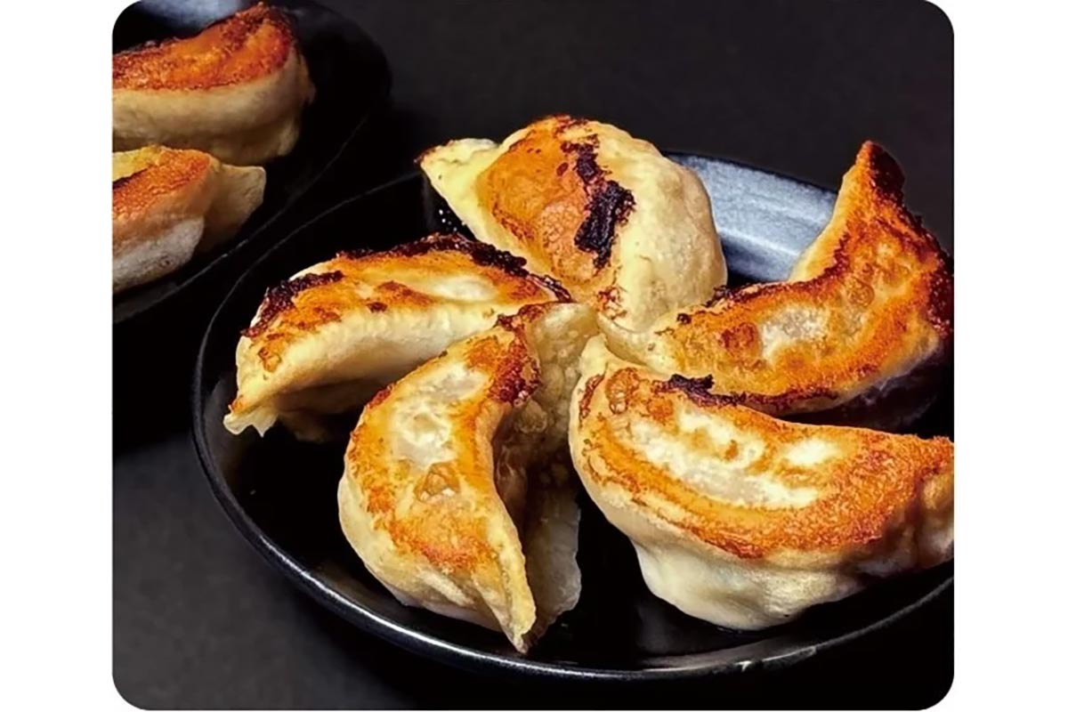 「なかよし餃子 エリザベス」の「手包み豚と生姜の焼き餃子～北海道産自家製海老ラー油～」（5個・801円）