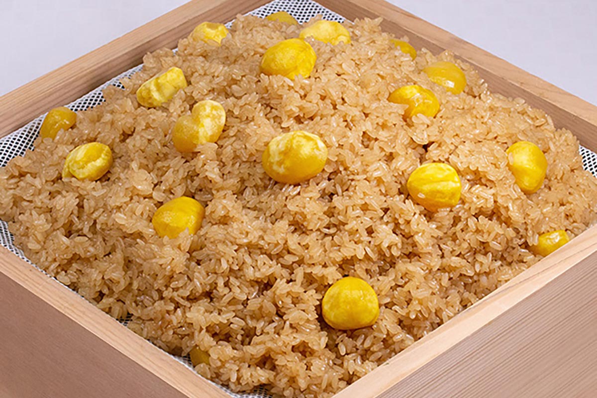 ホクホクした栗の食感がおいしい、「米八」の「田舎栗おこわ」（200g・648円・税込）