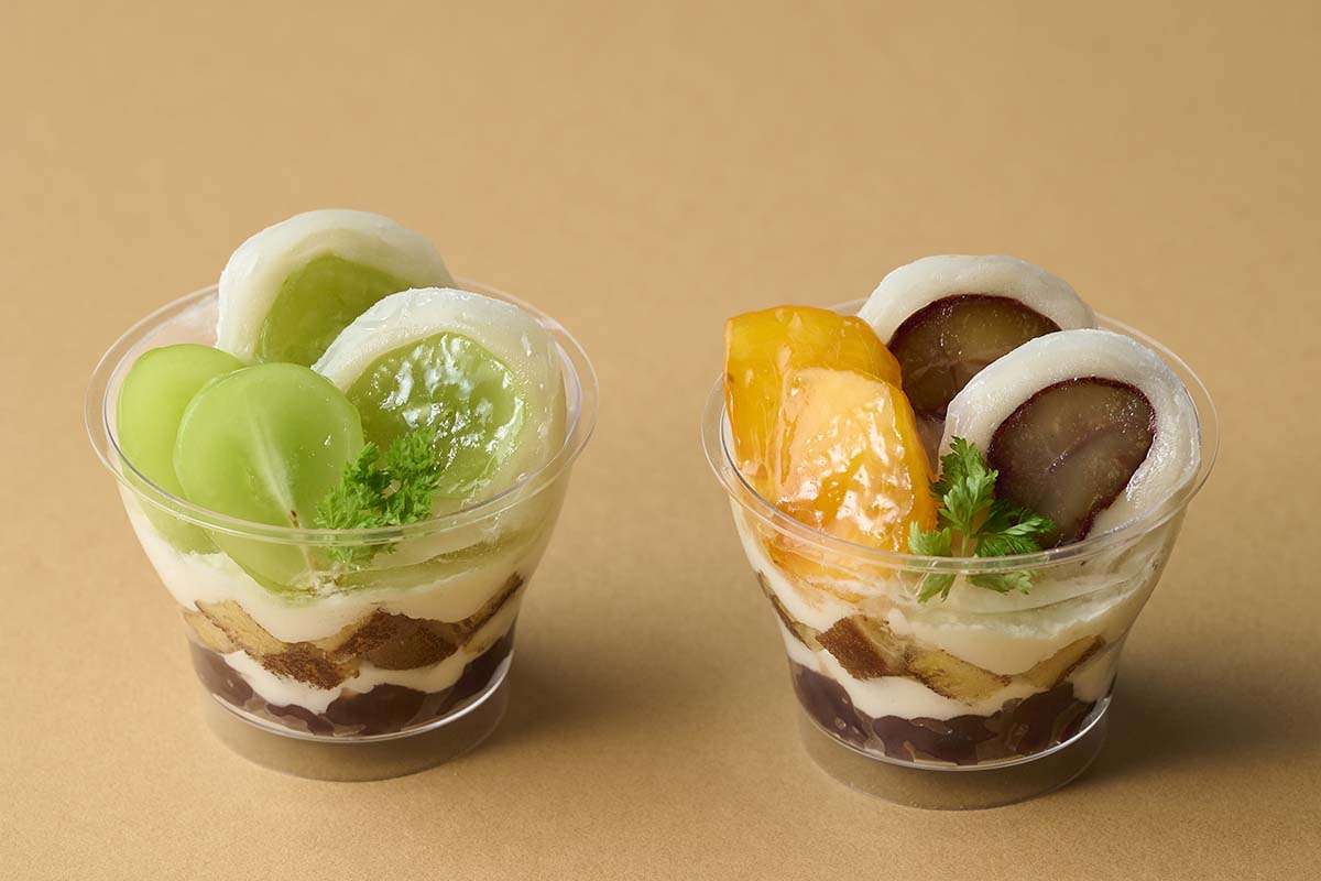 「一心堂」の「シャインマスカット大福とふわどらのパフェ」（左）、「モンブラン大福と柿とふわどらのパフェ」（各692円）