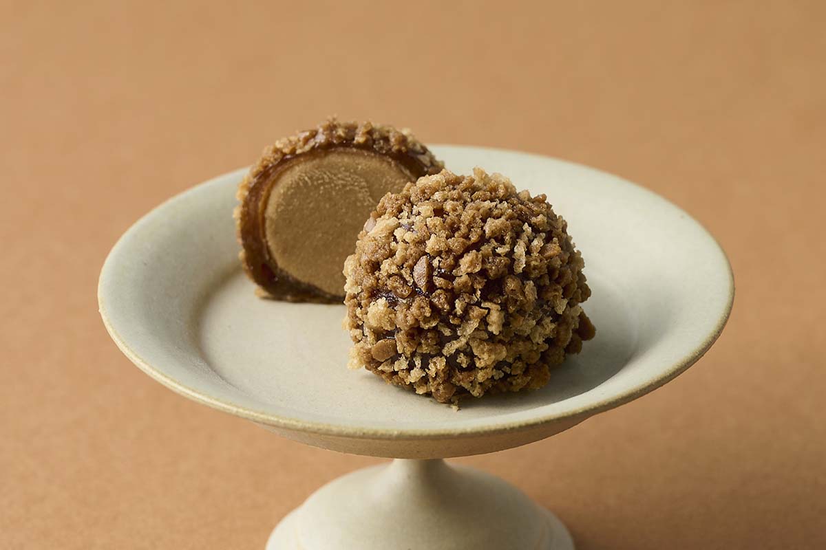 「とらや」の「黒香珠」（540円/個） ※10月29日（水）～31日（金）の各日正午より販売