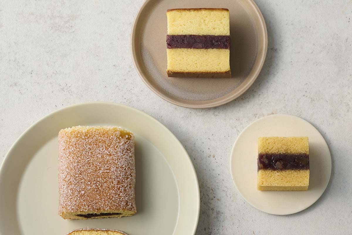 左から「藤田チェリー豆総本店」の「かす巻」（540円）、「京らく製あん所」の「シベリア虎嘯（こしょう）」（378円）、「玉嶋屋」の「シベリア」（411円）