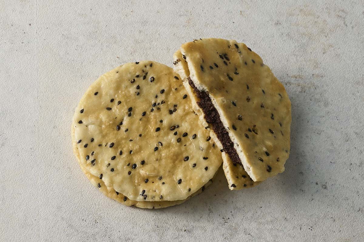 「米菓匠 鼎庵（ていあん）の「秋田あんごま煎餅 あんべぇ」（250円）