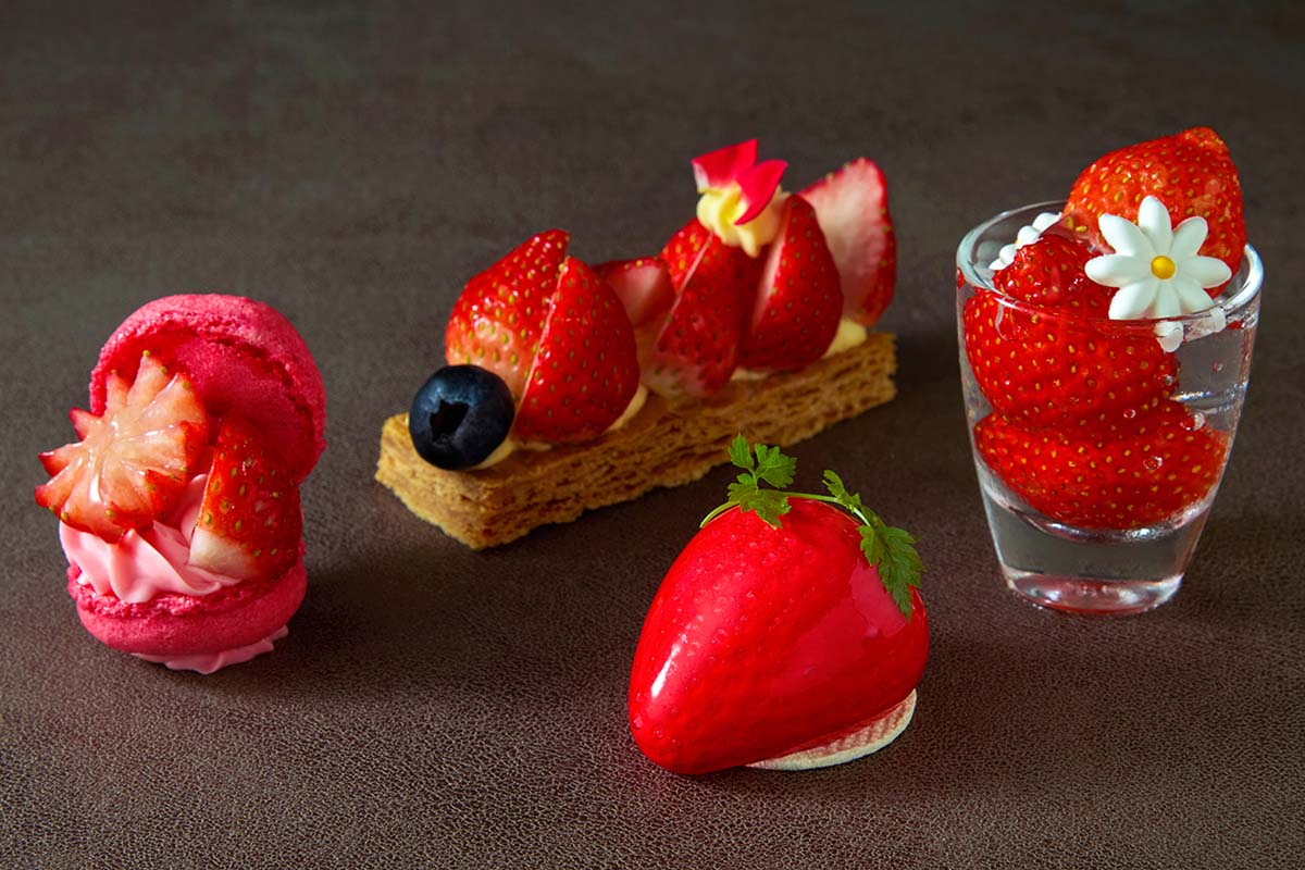 リーガロイヤルホテル大阪の「いちごvsチョコレートアフタヌーンティー」のスイーツ。左からいちごのマカロン、いちごパイ、いちごそっくりムース、いちごグラスジュレ