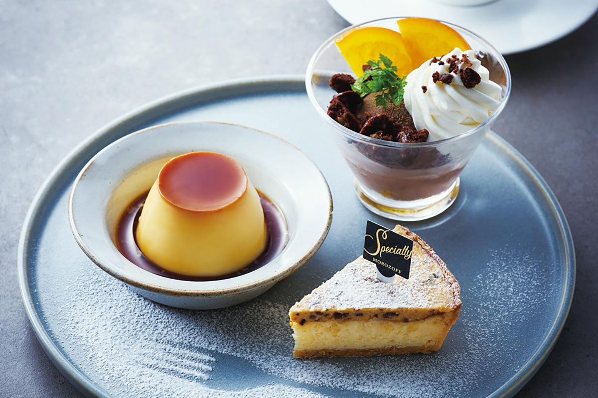 さまざまなスイーツが楽しめる「神戸本店6周年記念デザートプレートとお飲物」（1,595円・税込）