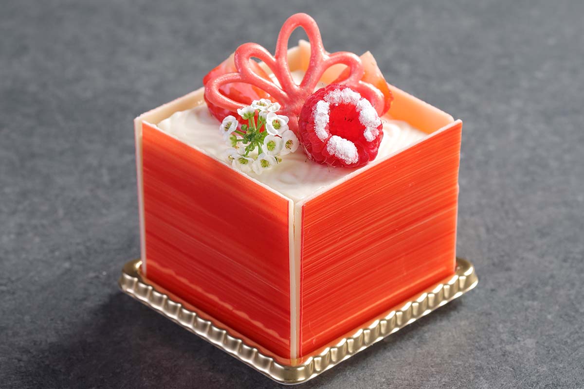 チョコレートのリボンをかけてキュートに仕上げた「プレゼントBOX」(950円)