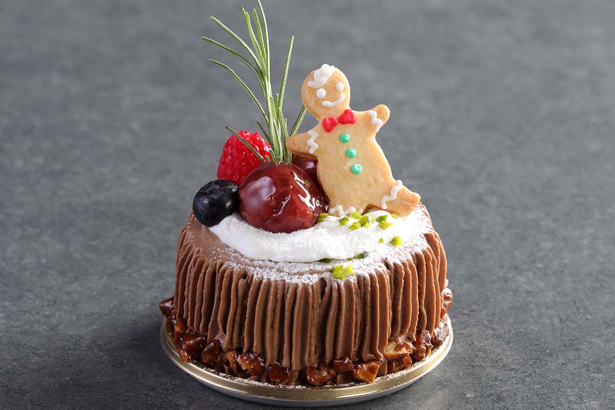 チョコレートクリーム、キルシュクリーム、チェリーのコンポートをチョコレートのスポンジケーキでサンドし、チョコレートクリームを切り株風に絞った「ブッシュ・ド・ノエル」(950円)