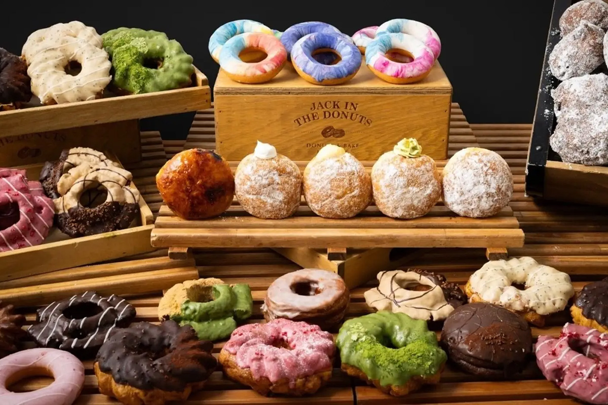多彩なドーナツが並び、幅広い層から人気を誇る「JACK IN THE DONUTS」(提供画像)