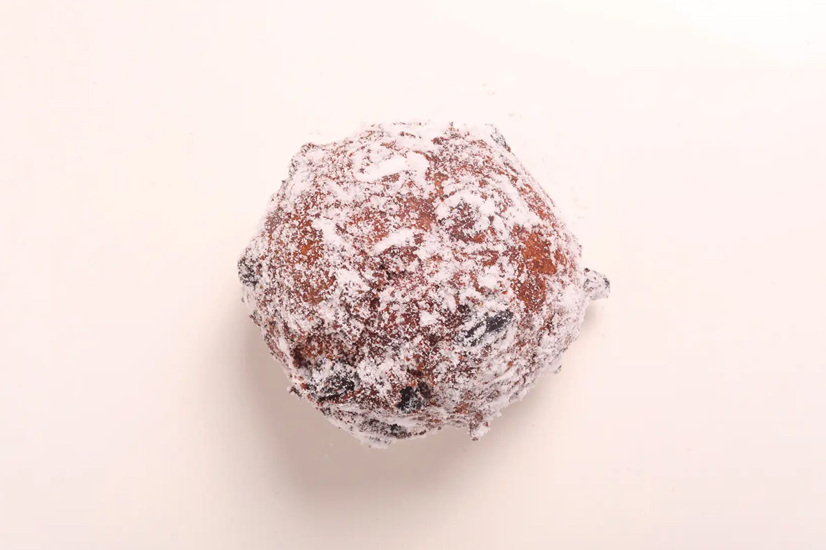 ドライフルーツを練りこんだオランダの伝統的なふんわりとした「オリーボーレン」(275円・税込)