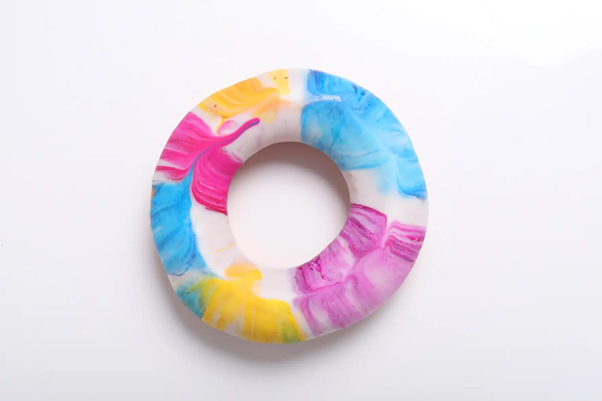 SNSでも人気、銀河をイメージしたカラフルな「ギャラクシードーナツ」(242円・税込)