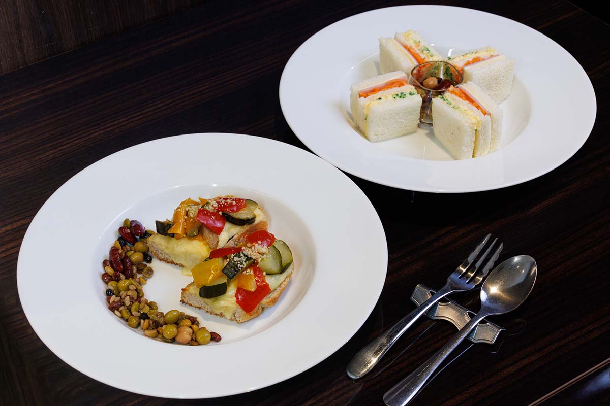 左からオープンサンド10種雑穀添え、ミックスサンド(ともに1,746円)※イメージ