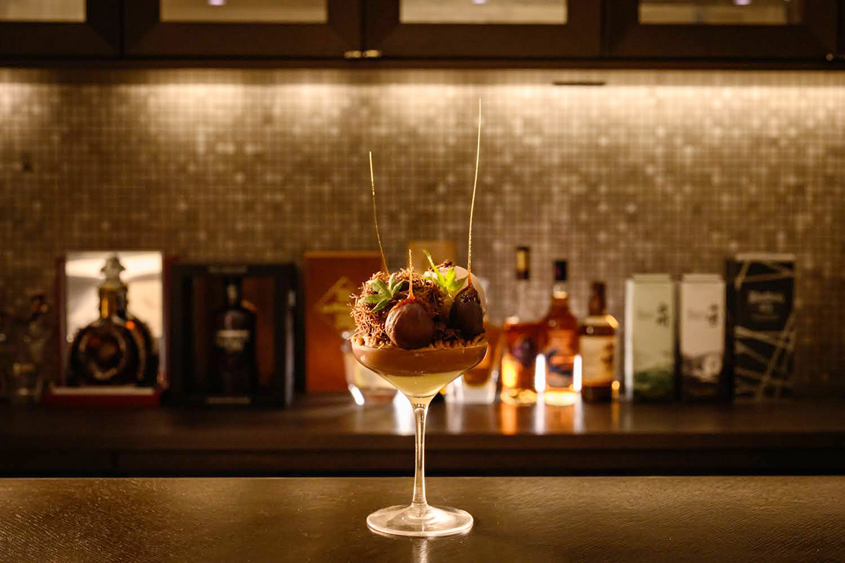 美しいデザインはまさにホテルメイド「栗とチョコレートのパフェ」（11月限定）