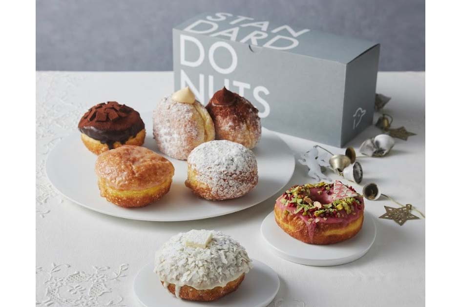 「スタンダードドーナツ 」上）ドーナツ（スタンダード・黒糖きな粉・ダブルショコラ・カスタード・ガナッシュショコラクリーム／270円〜、5個セット1,620円）、下）白いドーナツ（453円）、右）クリスマスリースドーナツ（453円）／11月19日～30日