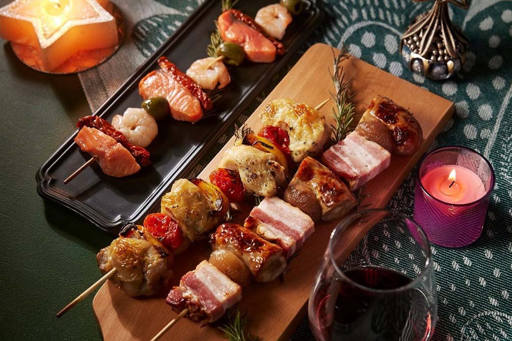 「バンカレッラ ジョイア 」のイタリアン串焼き GYO（魚）ディーノ、TORIディーノ、BUTAディーノ（各1,320円／12月2日～21日）