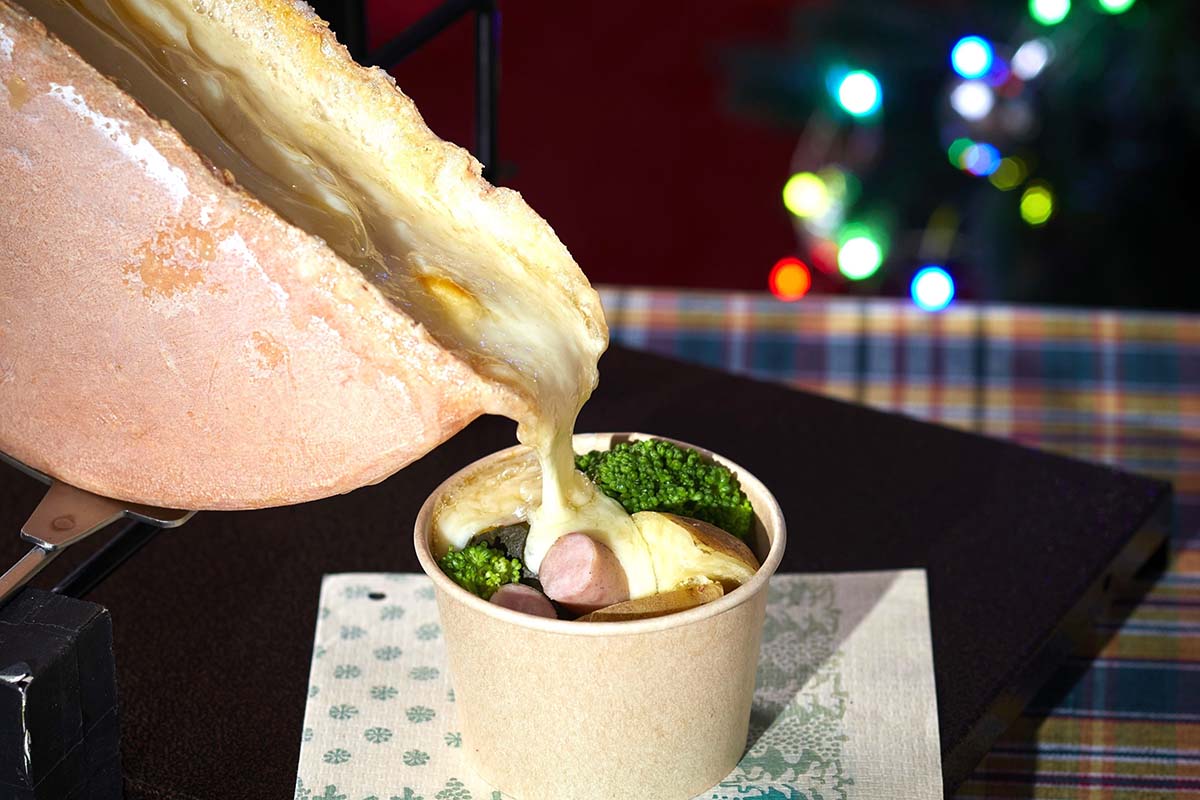 「十勝野フロマージュ」十勝とろとろラクレットチーズがけ（990円／12月2日～21日）