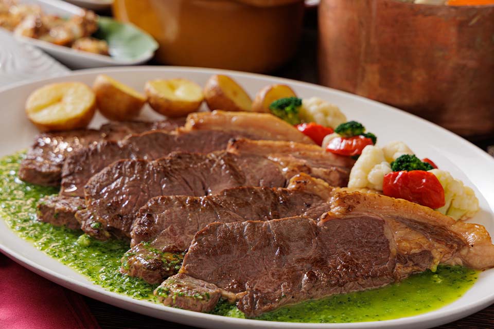 バター・にんにく・パセリを合わせた色鮮やかな温かいソースでいただく、オーストラリアの「サーロインステーキ　ガーリックバターソース」