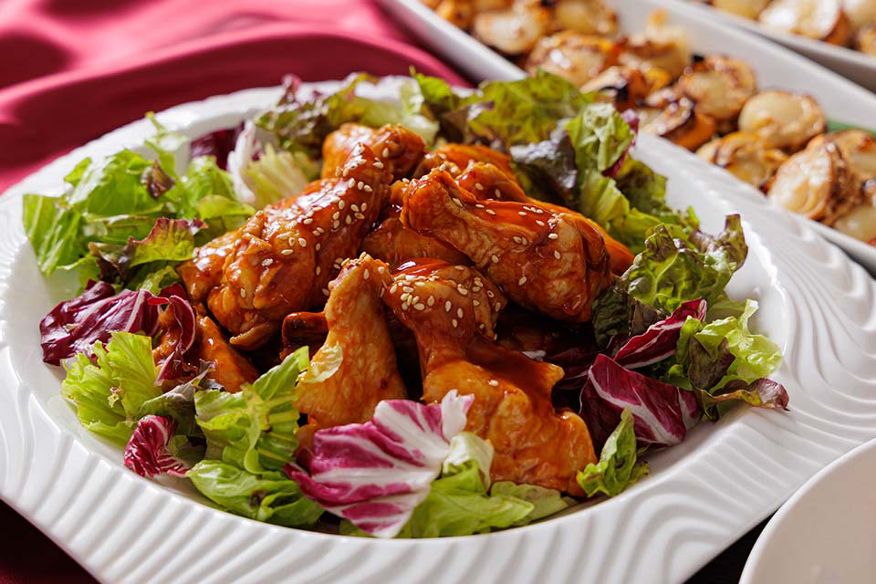 コチュジャンベースの甘辛だれを手羽元肉にたっぷり絡め、辛すぎず、甘すぎず、絶妙なバランスが食欲をそそる韓国の「ヤンニョムチキン」