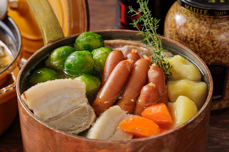 牛肉を使う「ポトフ」に対して塩豚とキャベツを使う「ポテ」。ここではキャベツの代わりに一口サイズの芽キャベツでアレンジしたフランスの「ポテ　ア・ラ・トリコ」