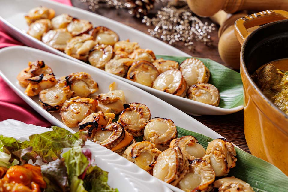 食べやすい一口サイズの帆立を塩麹に軽く漬け込んで焼いた日本料理の「帆立の塩麹焼き」