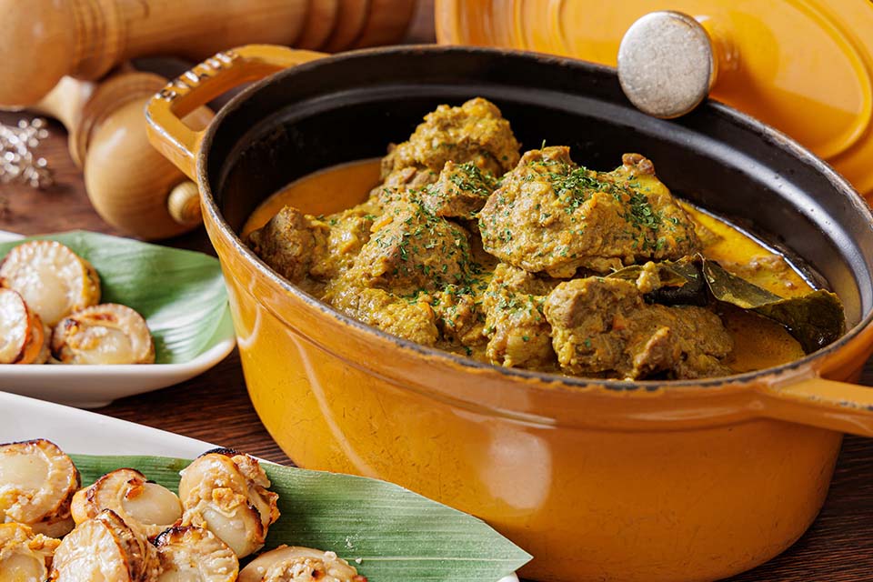 ココナッツミルクとターメリックやコリアンダー・カルダモンなどの複数のスパイスで煮込んだインドネシアの「ルンダン」