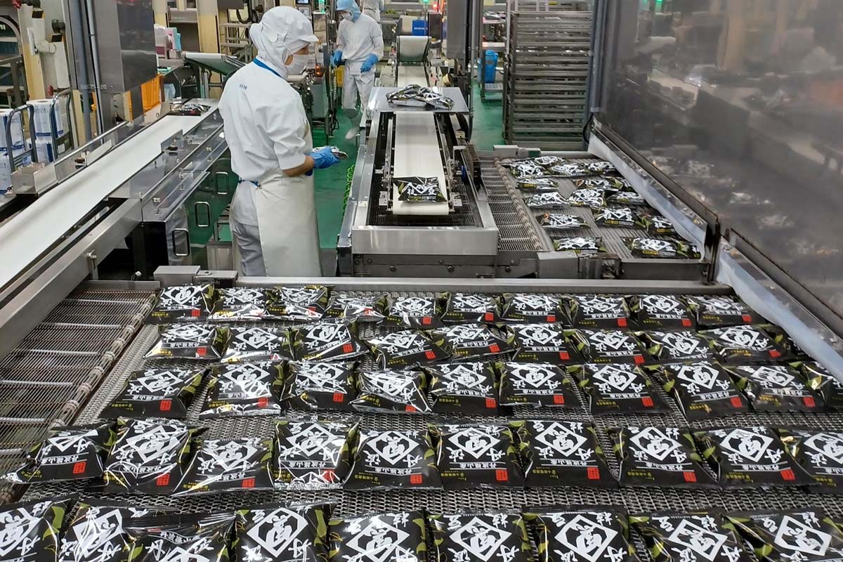 枝豆を袋に入れて凍結する作業