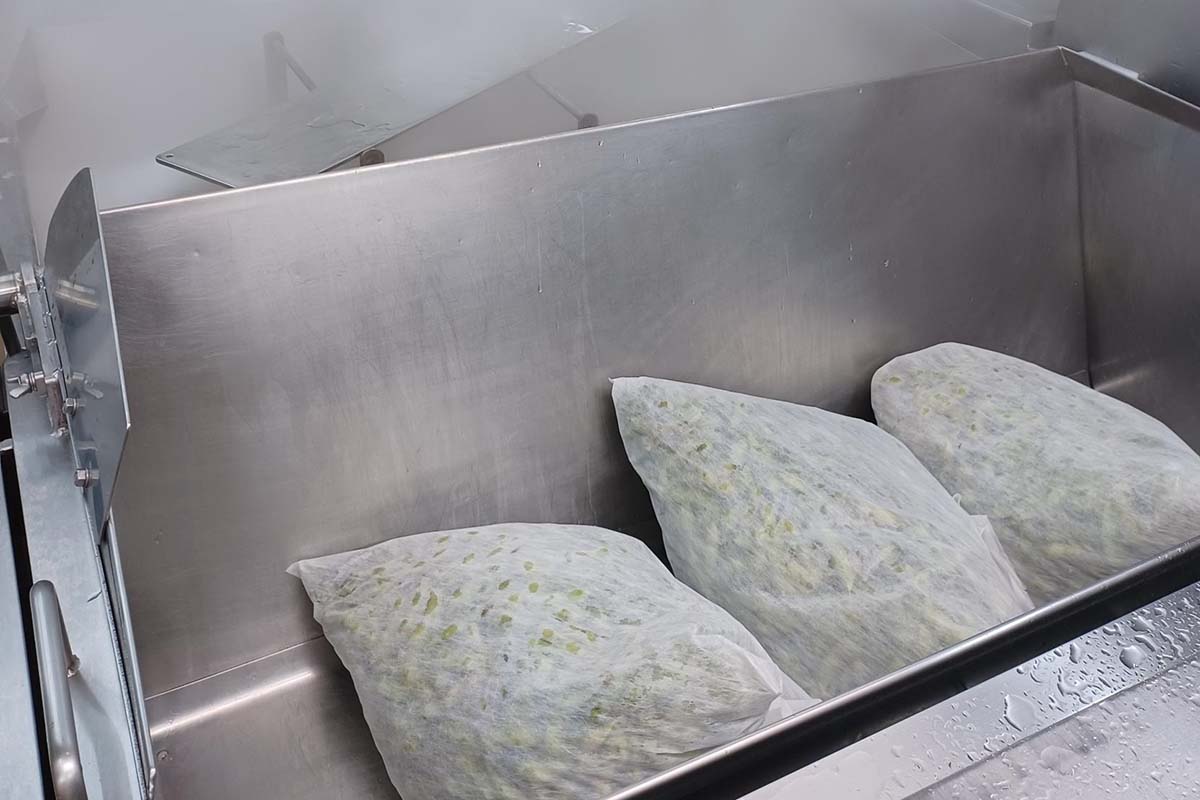 享保19年（1734年）創業で丹波黒大豆、丹波大納言小豆などの取扱い最大手企業「小田垣商店」より納入された枝豆を茹でる