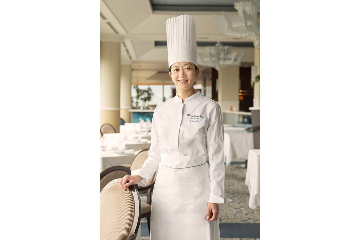 料理マスターズ・ブロンズ賞（女性初・三重県初）、フランス農事功労章「シュヴァリエ」など受賞歴を誇る、「志摩観光ホテル」の樋口宏江総料理長（提供：近鉄）