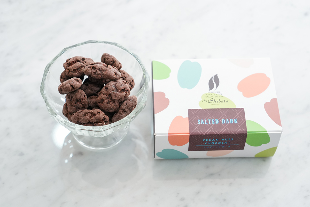 香り高いダークチョコレートをコーティングした「ぺカンナッツショコラ（ソルティドダーク）」（994円・税込）