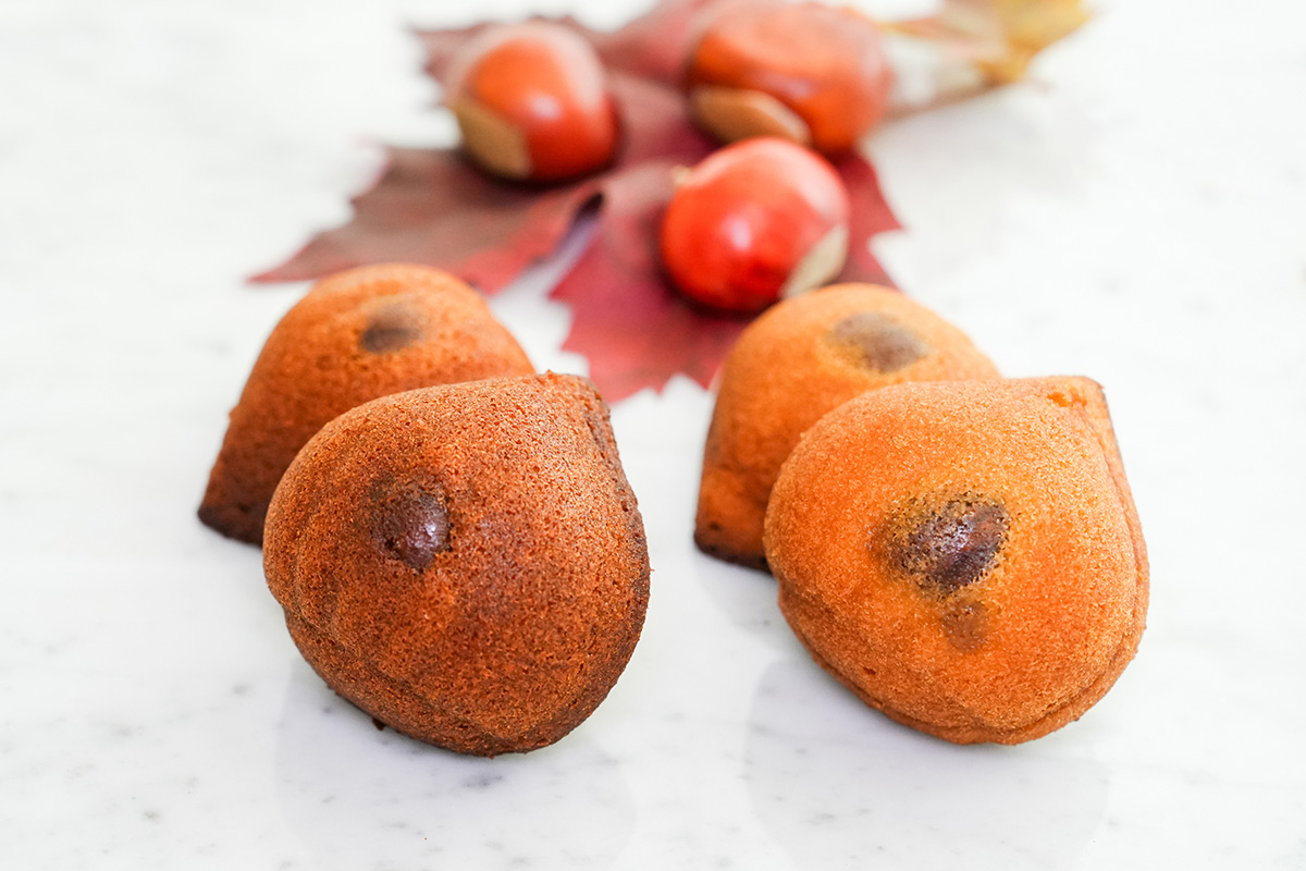 国産栗の渋皮煮を入れて焼き上げた「マロンケーキ」（焦がしマロン、キャラメル、単品378円、4個入1,780円・税込）