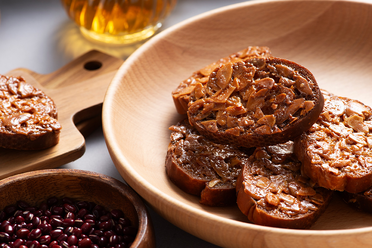 北海道産小豆・かのこと小豆餡を練りこんだフランスパン生地をカリッと焼き上げた「フロランタンあんラスク」（提供写真）