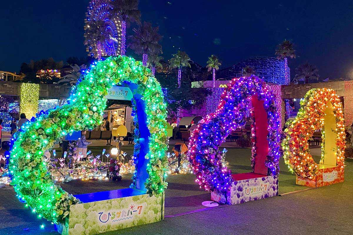 夜の「ハートのベンチ」はライトアップ