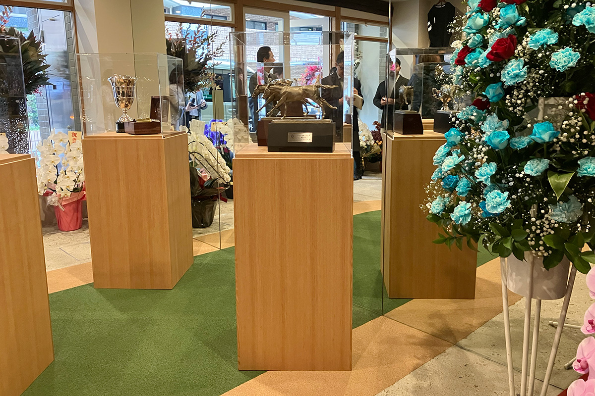 『第85回菊花賞（GI）』優勝トロフィーなど、貴重な品々が飾られた1階「パドック」（2025年11月・京都市内） 