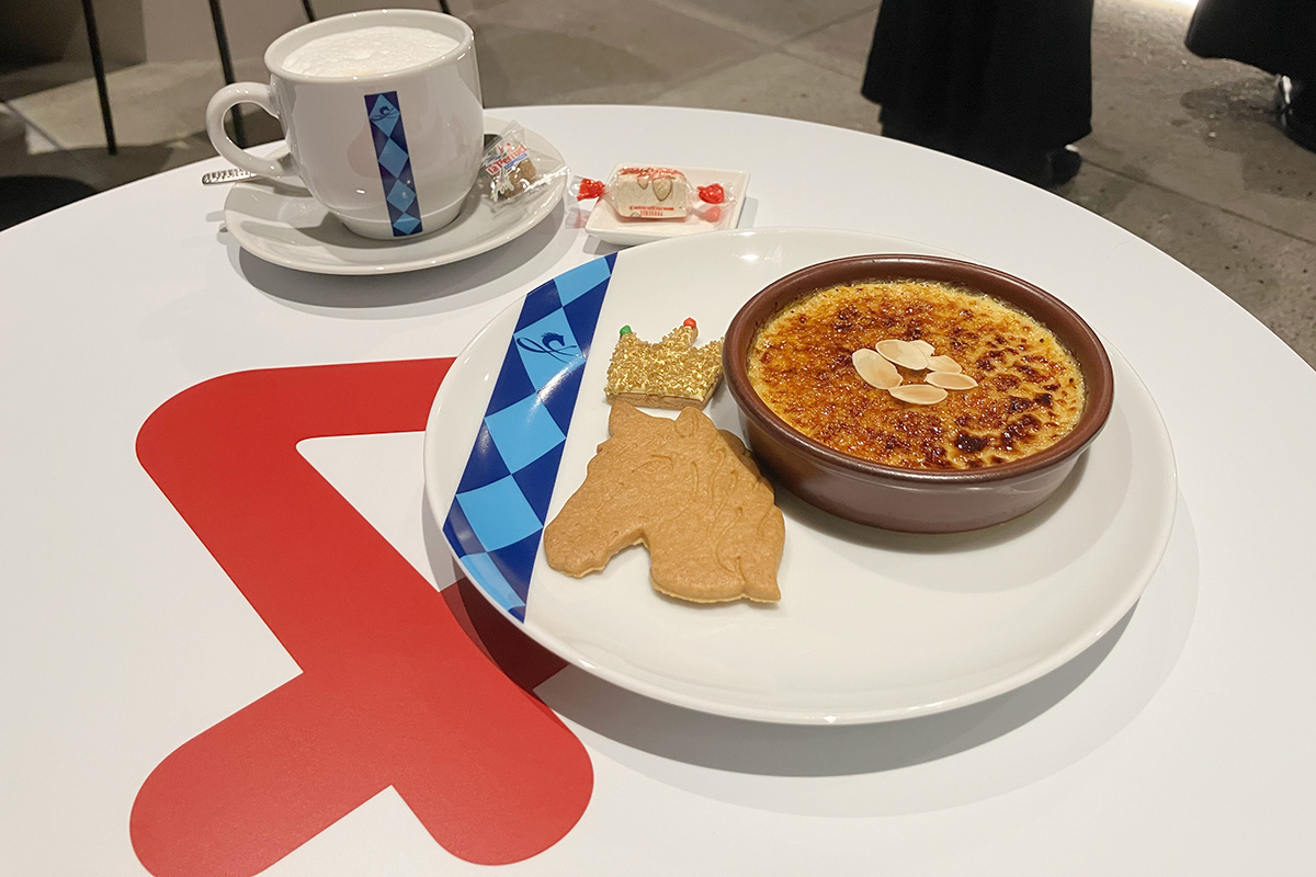 クリームブリュレ・アーモンドのほか、フランスの伝統菓子ヌガー、競馬クッキー、ドリンクがセットになった「デザートコース（2,400円）」（2025年11月・京都市内） 