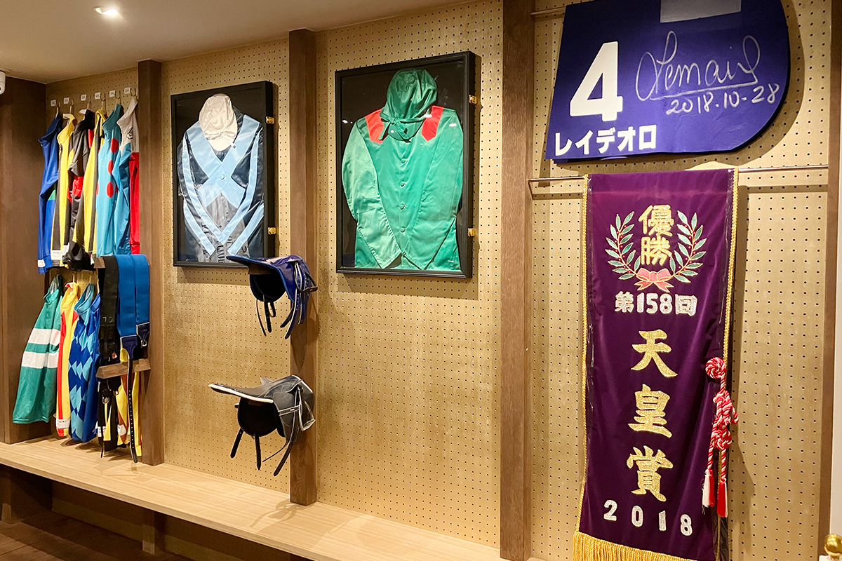 『第158回天皇賞（秋）』の優勝旗やゼッケンなどが飾られた、2階「ジョッキールーム」（2025年11月・京都市内） 