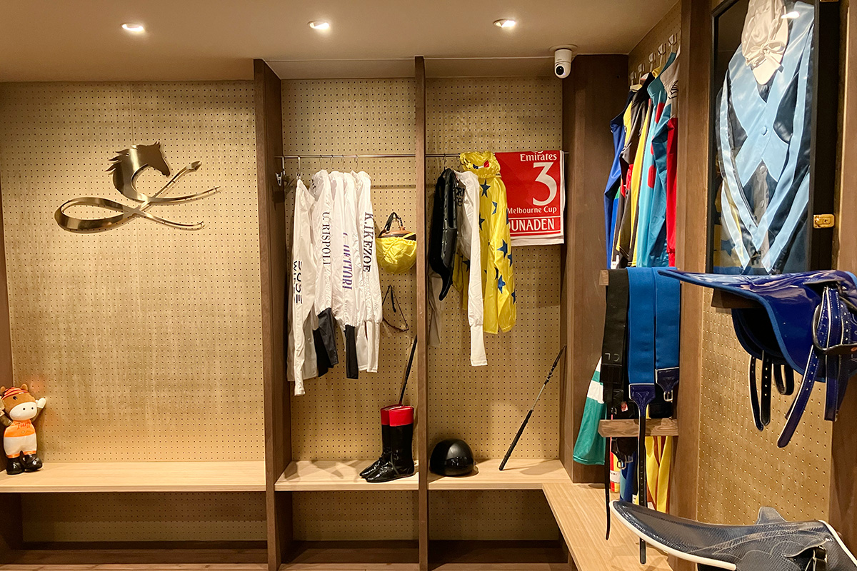 ジョッキーたちの緊張感が漂う、2階の「ジョッキールーム」（2025年11月・京都市内） 