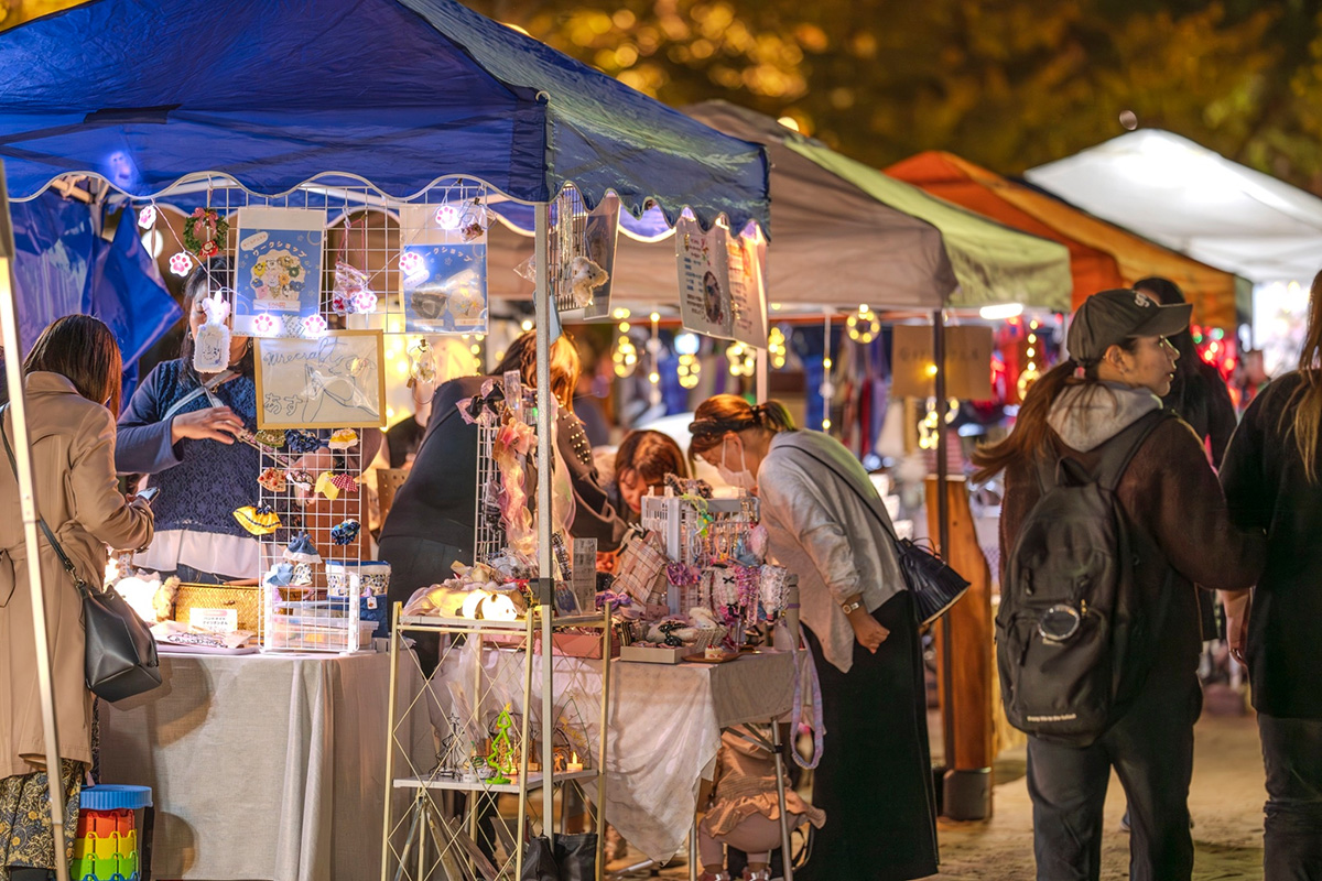 アクセサリーや雑貨、陶器など、作家のこだわりが詰まった一点ものが揃うクラフトマーケット（提供写真）