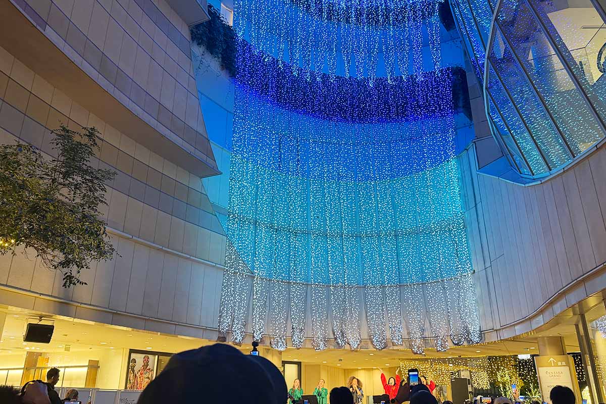 「なんば光旅」点灯式にはゴスペルシンガーらのパフォーマンスでが華を添えた