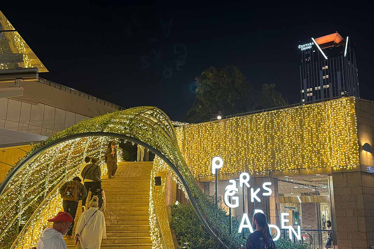 なんばパークス2階「緑のエントランスシンボル」