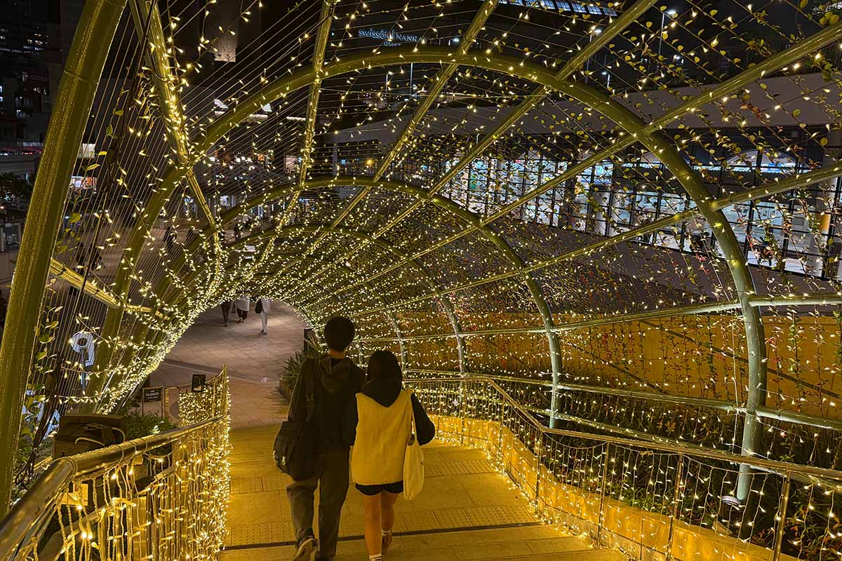 なんばパークス2階「緑のエントランスシンボル」