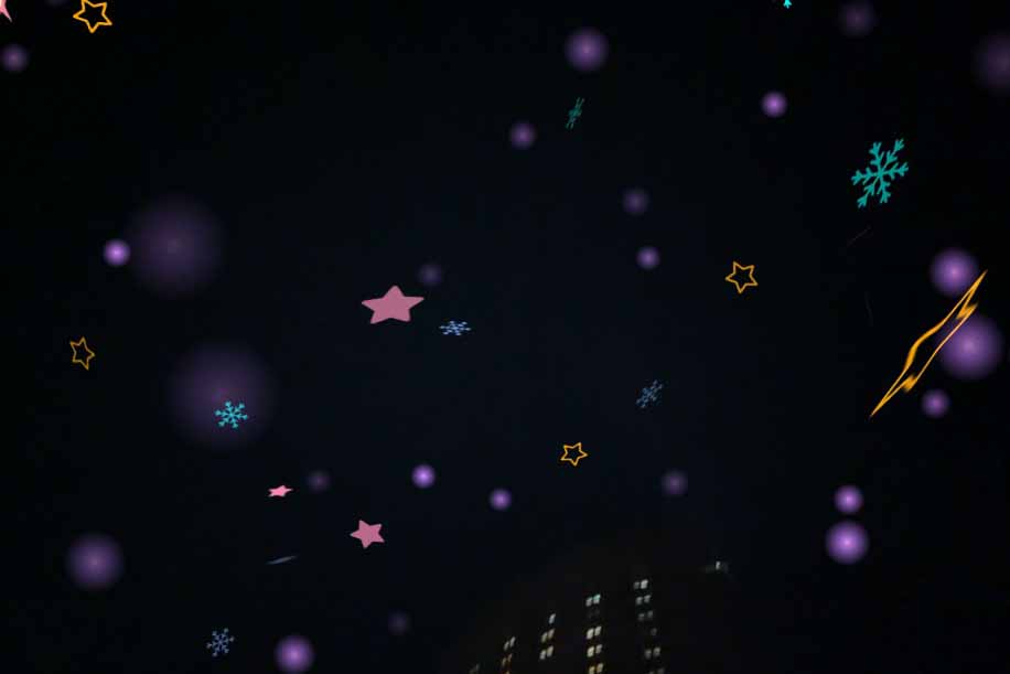 なんばパークス8階のARスポット「煌めく草原」では自撮り撮影となり、笑顔を見せればキラキラとしたエフェクトが出現