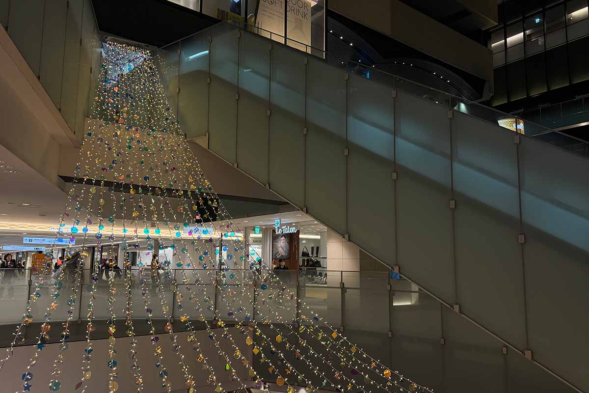 なんばCITY 本館 吹き抜けには、色とりどりのガーランド装飾