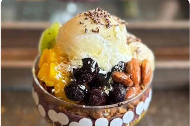 「NATURANOLA」with「発酵スタンド コメハナサカス」による、高たんぱくグラノーラを使用した発酵米麹甘酒仕立てのアサイーボウル（1,080円）