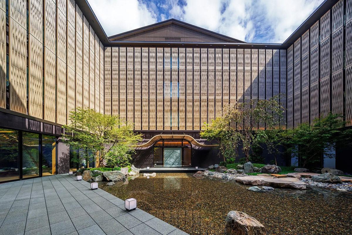 唐破風屋根の意匠を取り入れた、ホテル「カペラ京都」の中庭（提供写真）