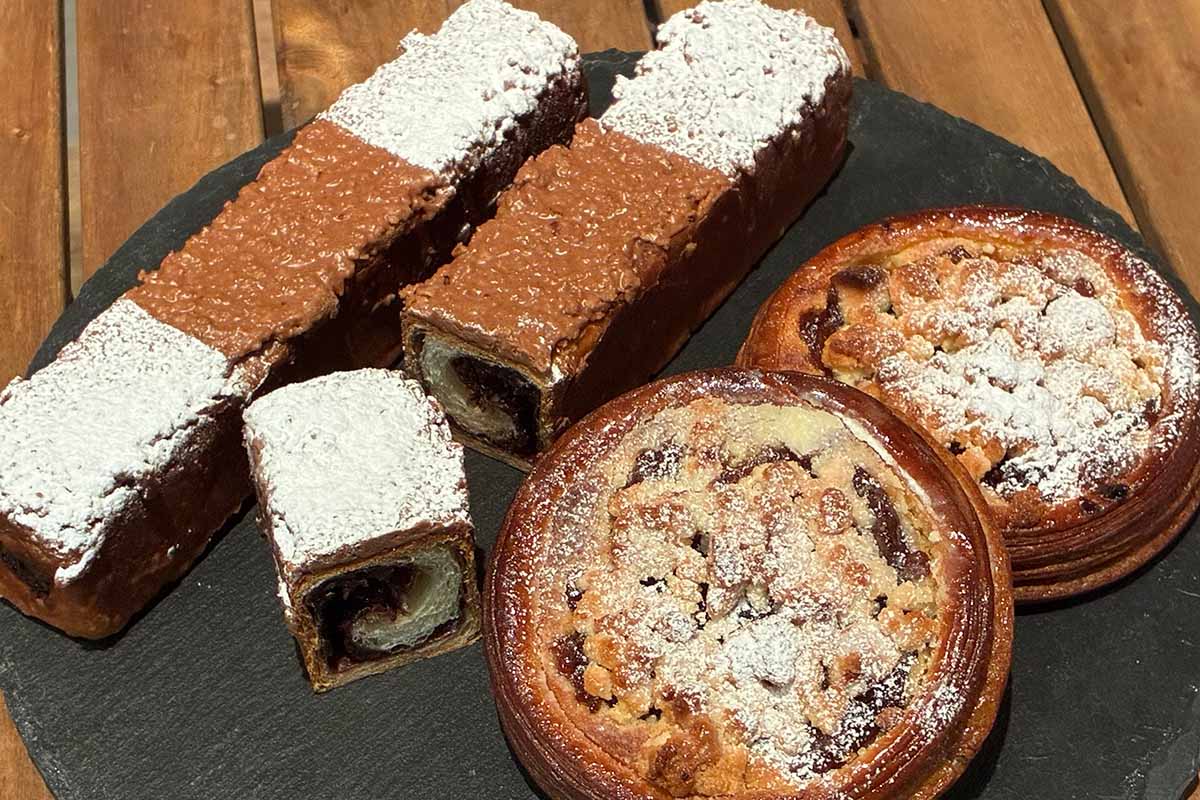 大阪の「ブーランジュリー パリゴ」より、左からケーク・ダノワーズ・ショコラ・フランボワーズ（735円）、じっくり焼き込んだフランス産りんごとマカダミアナッツのデニッシュ（735円）